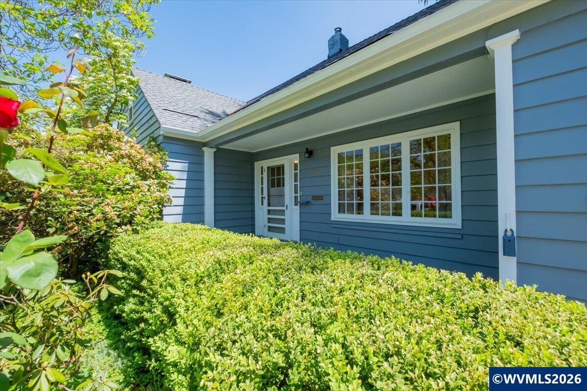 Property Photo: 1960 East Nob Hill St SE OR 97302