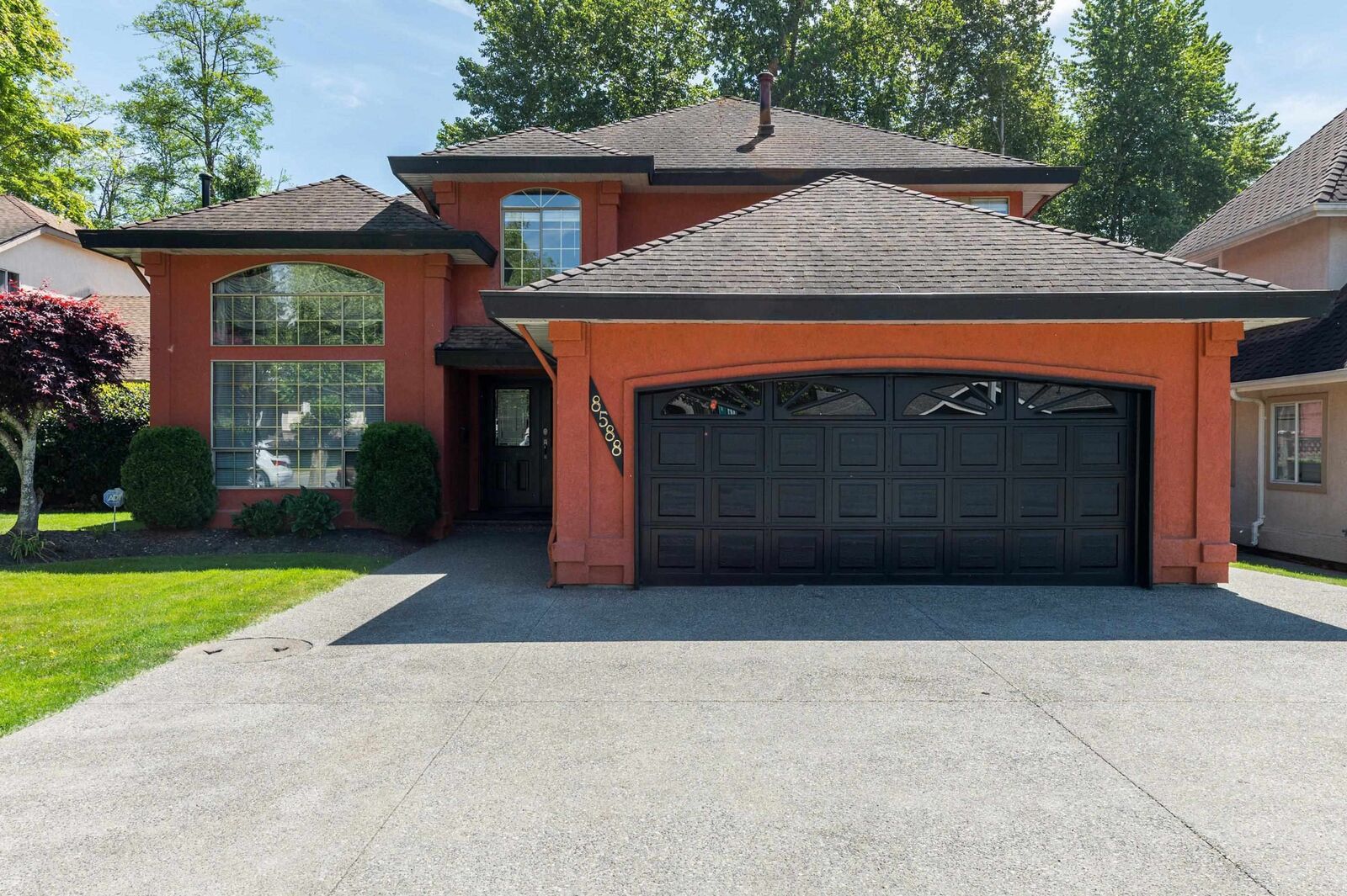 Photo de la propriété:  8588 141 Street  BC V3W 3A9 