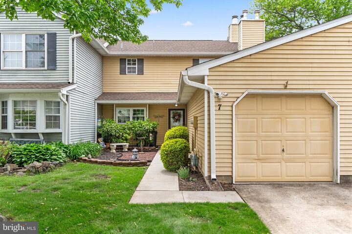 Property Photo:  7 Salisbury Court  NJ 08505 