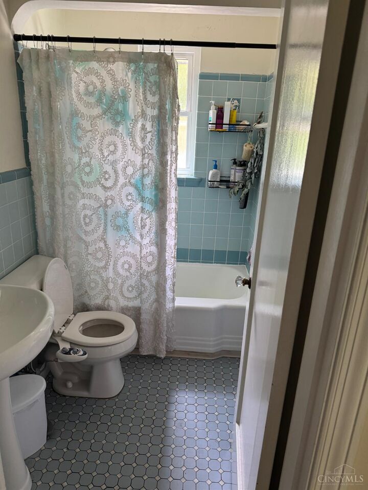 Property Photo: 1535 Springlawn Avenue OH 45223