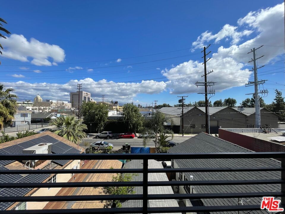 Property Photo: 14612 Calvert St CA 91411