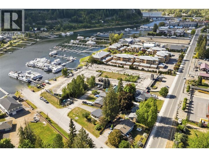 Property Photo:  606 Riverside Avenue  BC V0E 2V0 
