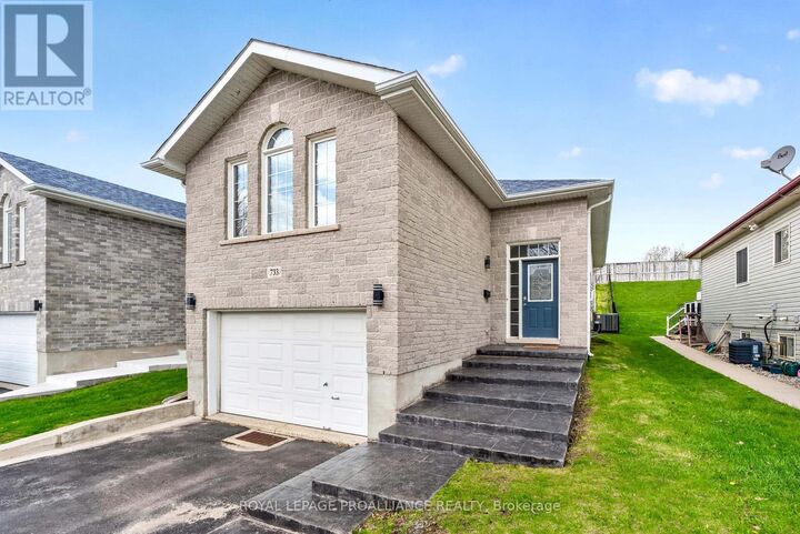 Property Photo:  733 Tanner Drive  ON K7M 8Y2 