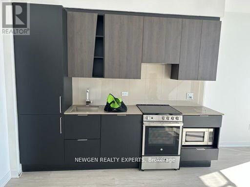 Property Photo:  3900 Confederation Parkway 5904  ON L5B 0M3 