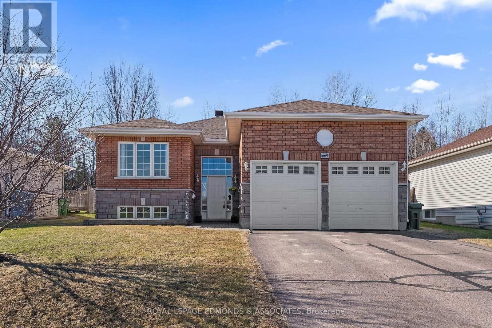 Property Photo:  669 Fairview Avenue South  ON K8A 8N4 