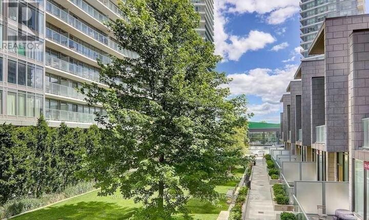 Property Photo:  121 McMahon Drive Th7  ON M2K 0C2 