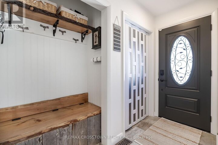 Property Photo:  11 Castle Drive  ON L4N 1P7 