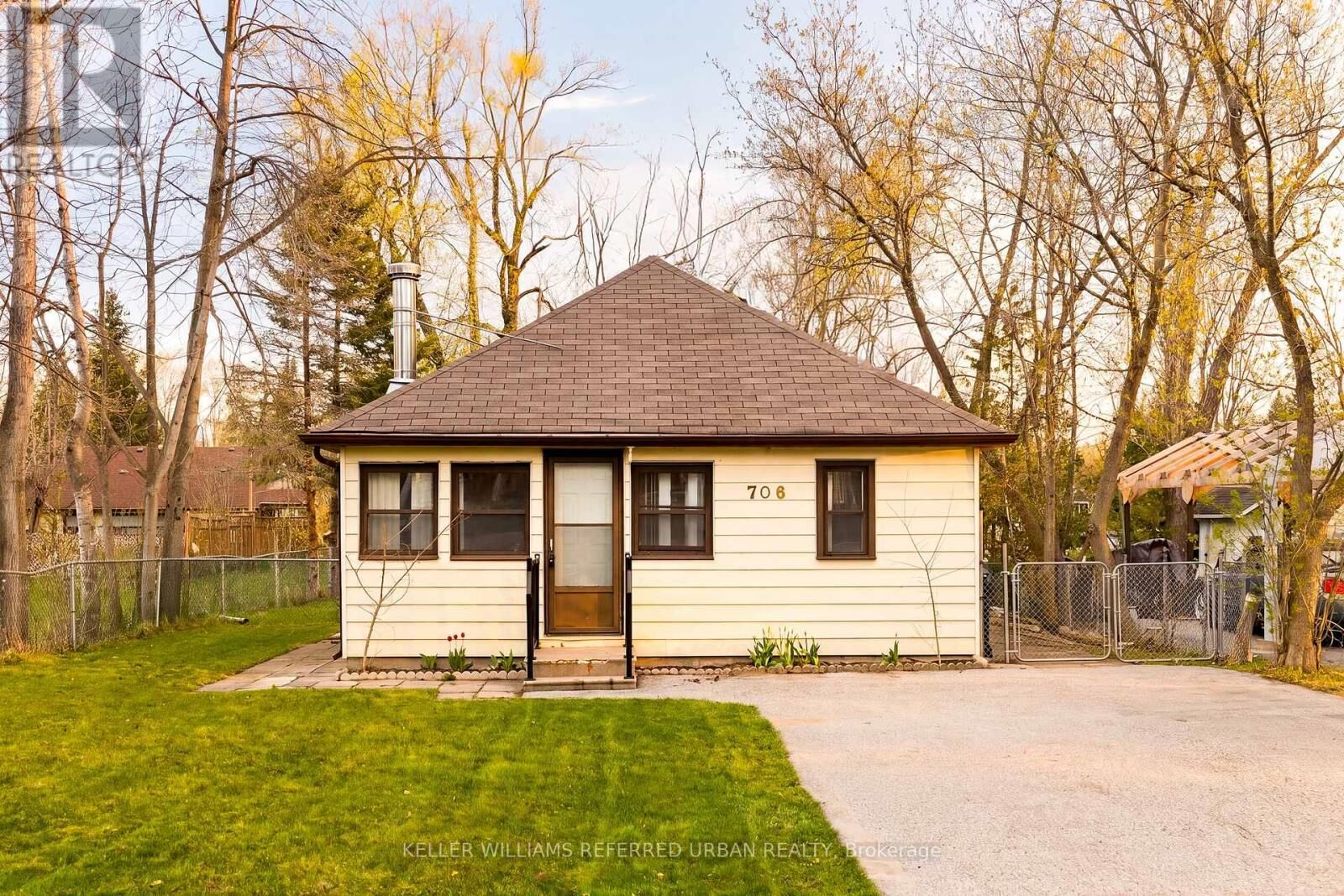 Property Photo:  706 Chestnut Street  ON L9S 2H8 