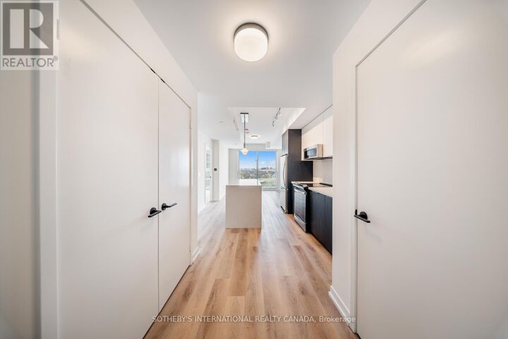 Property Photo:  5 York Garden Way 1701  ON M6A 2V1 