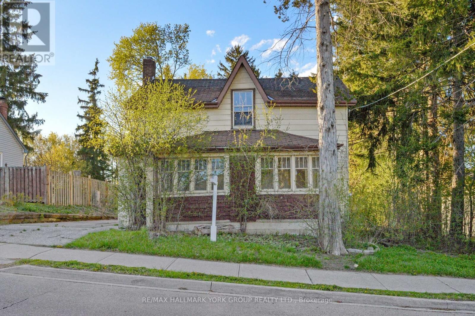 Property Photo:  148 Centre Street  ON L4G 1K1 