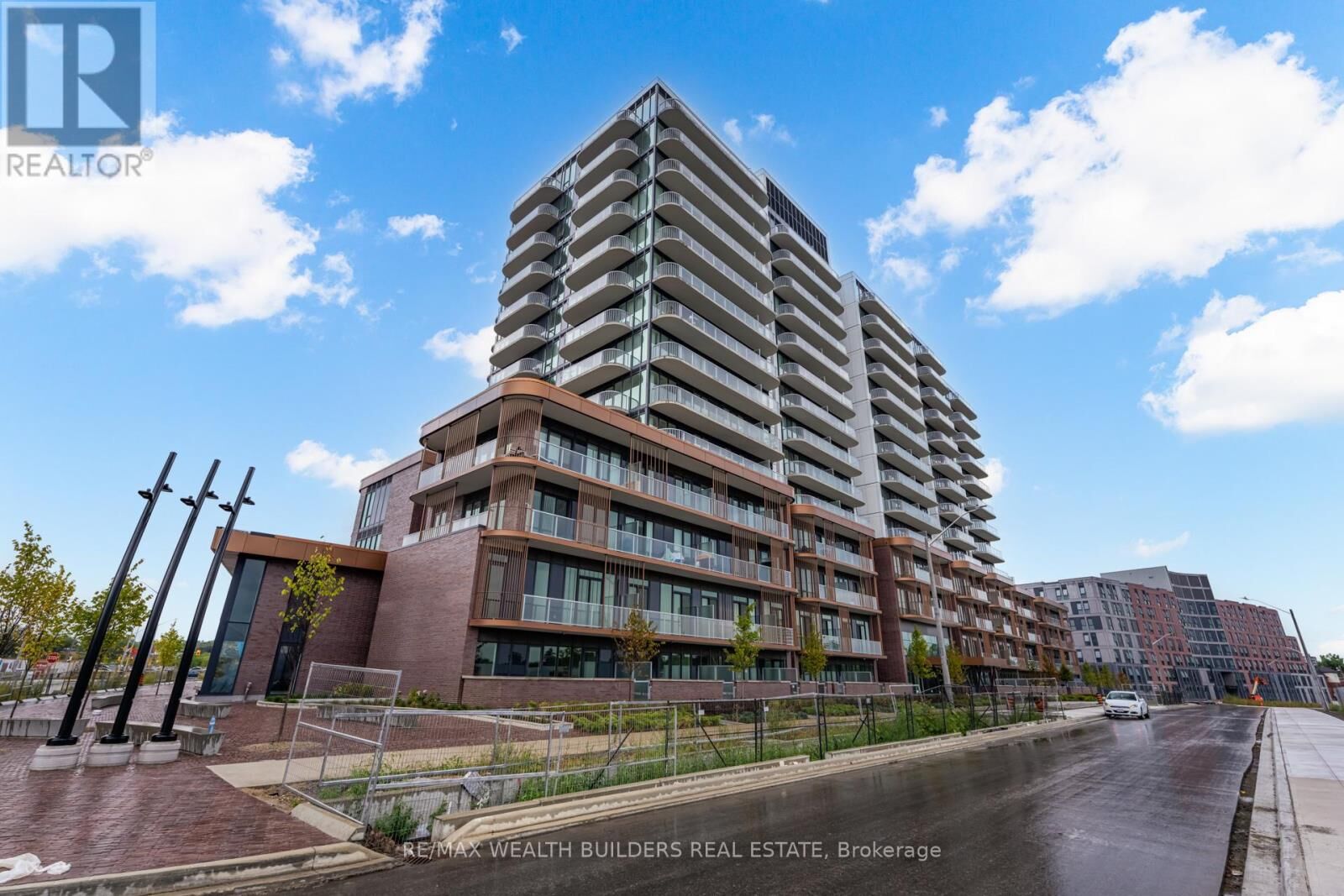 Property Photo:  220 Missinnihe Way 714  ON L5H 0A9 