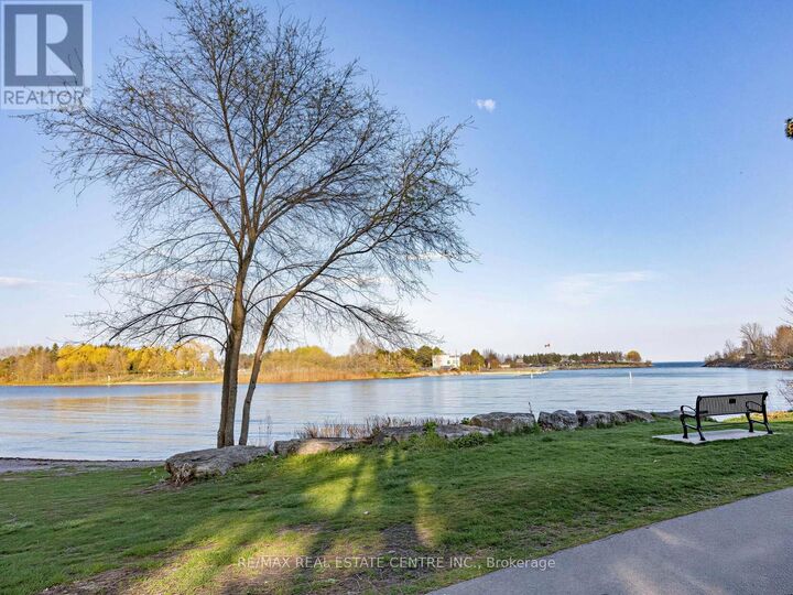 Property Photo:  592 Montbeck Crescent  ON L5G 1N8 