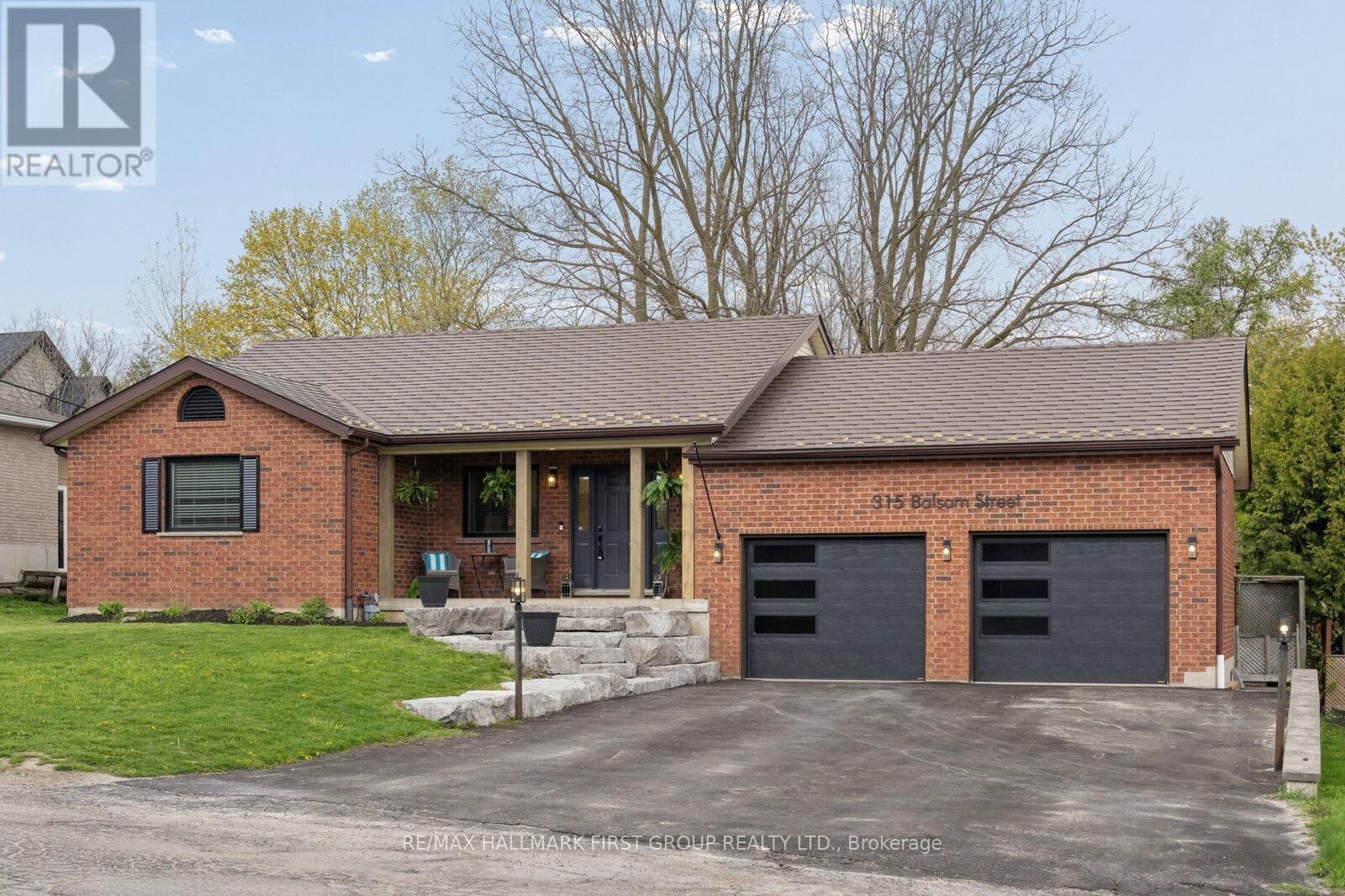Property Photo:  315 Balsam Street  ON L9L 1M4 