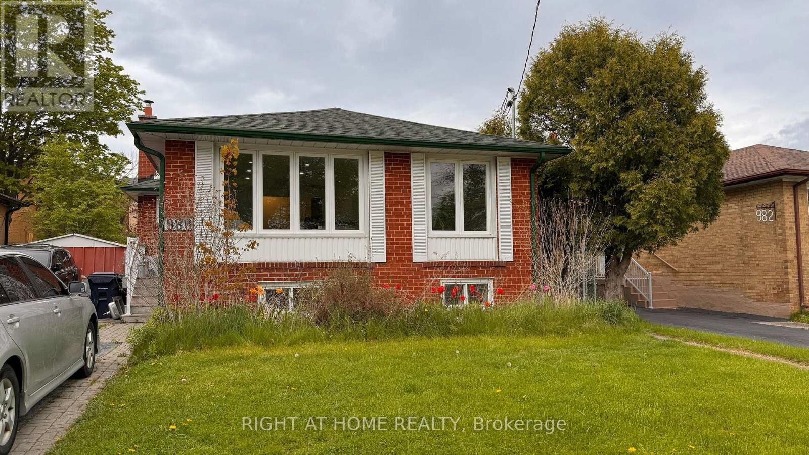 Property Photo:  980 Midlan Avenue Basement  ON M1K 4G6 