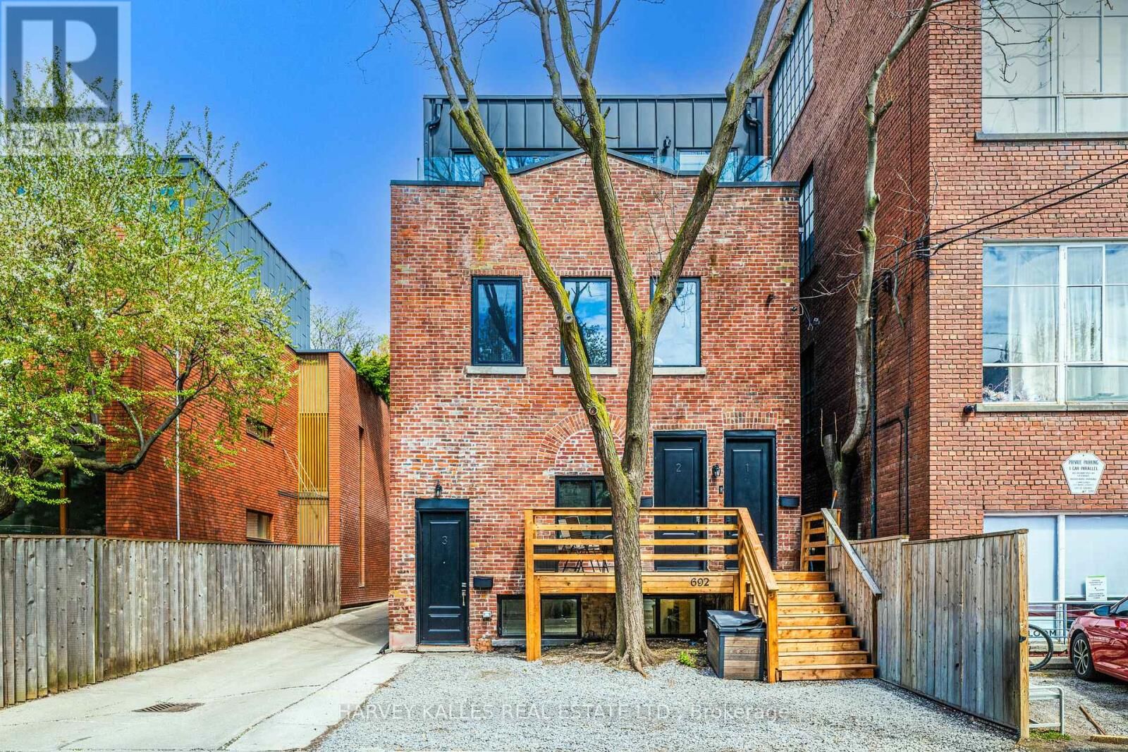 Property Photo:  692 Richmond Street West 3  ON M6J 1C5 