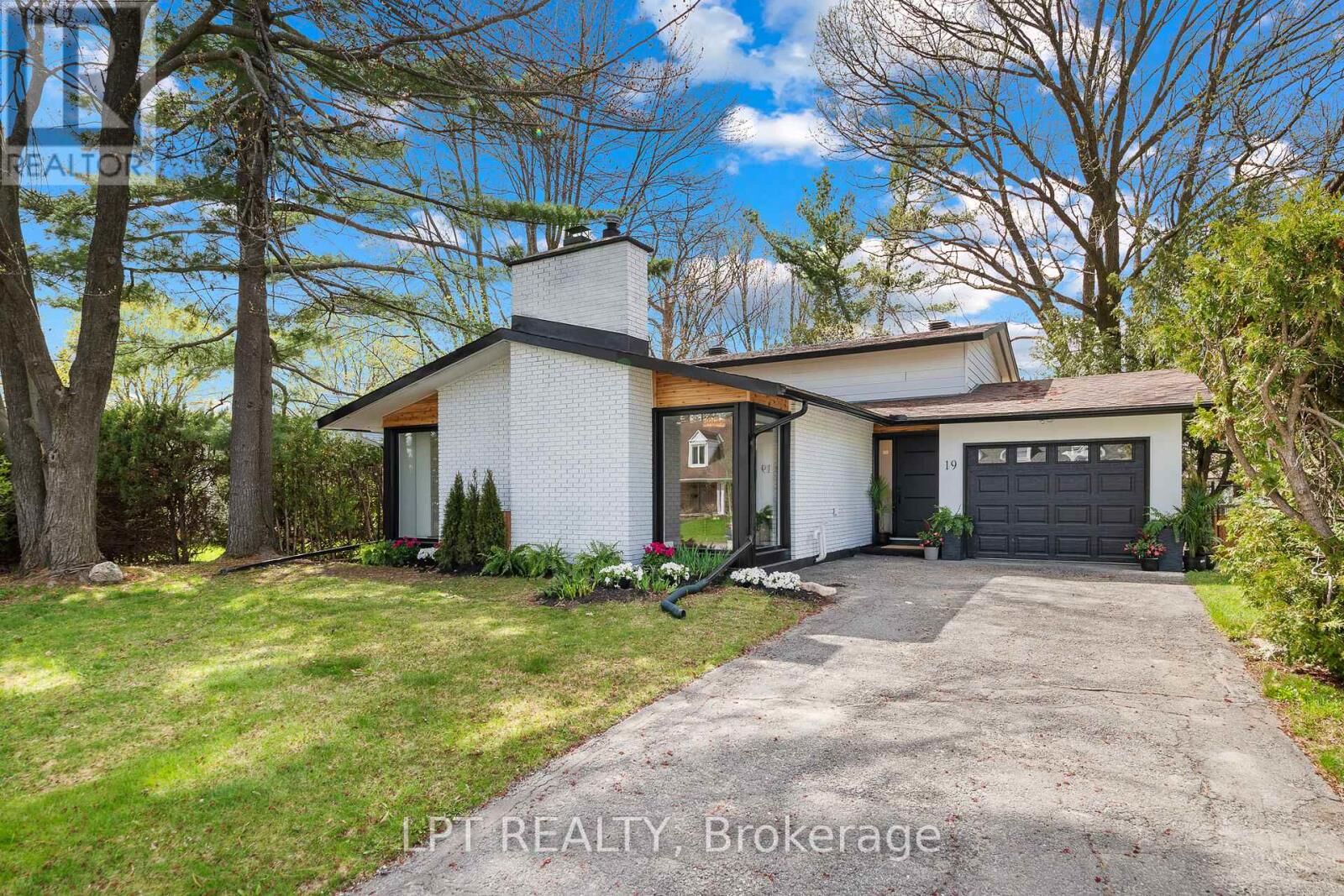 Property Photo:  19 Moorcroft Road  ON K2G 0M6 