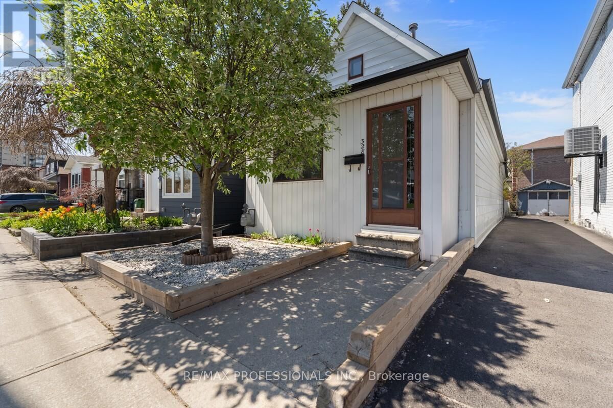 Property Photo:  328 Donlands Avenue  ON M4J 3R9 