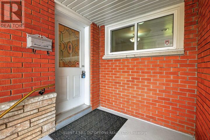Property Photo:  874 Riddell Avenue North  ON K2A 2V9 