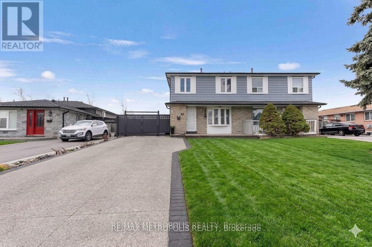 Property Photo:  42 Gulliver Crescent  ON L6S 1S9 