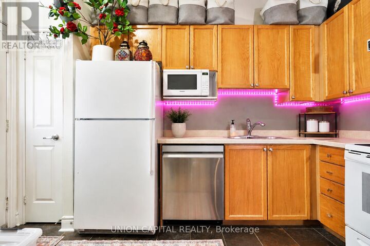 Property Photo:  71 McCaul Street 143  ON M5T 2X1 