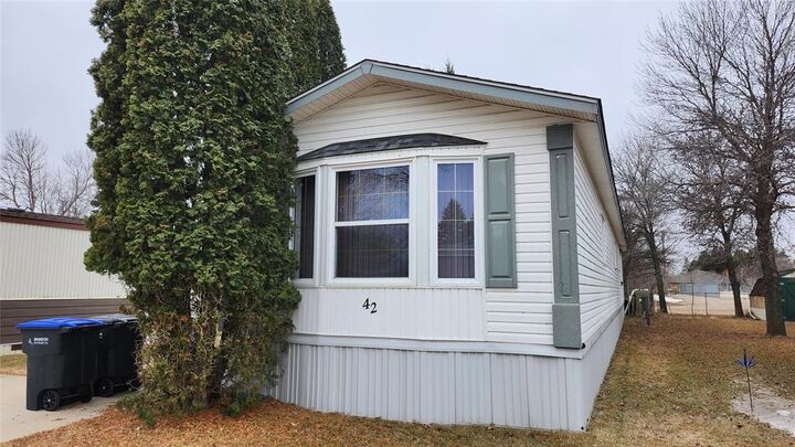 42 Unrau Place Highland Park — photo 1