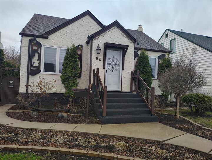 Property Photo: 96 Leila Avenue MB R2V 1L2