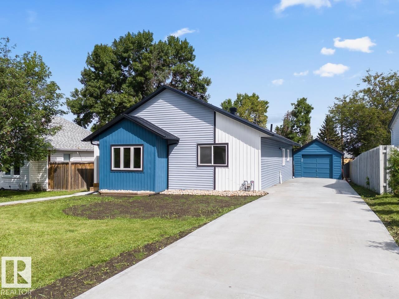 Property Photo:  5032 55 Avenue  AB T0B 4J0 