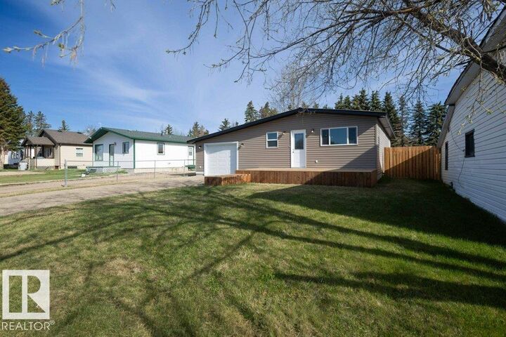 Property Photo:  5006 50 Avenue  AB T0G 1W0 