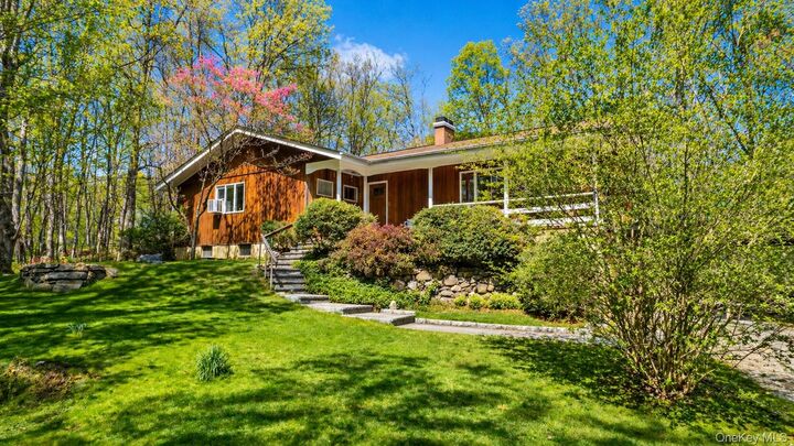 Property Photo:  86 Mount Airy Road E  NY 10520 
