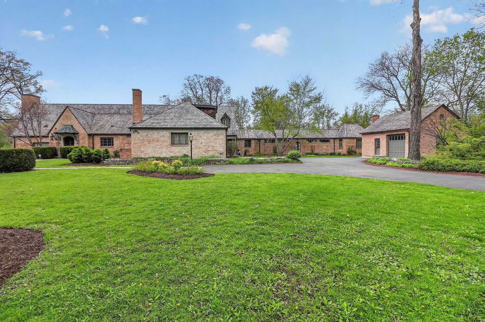 Property Photo: 33W480 Thorncroft Drive IL 60184