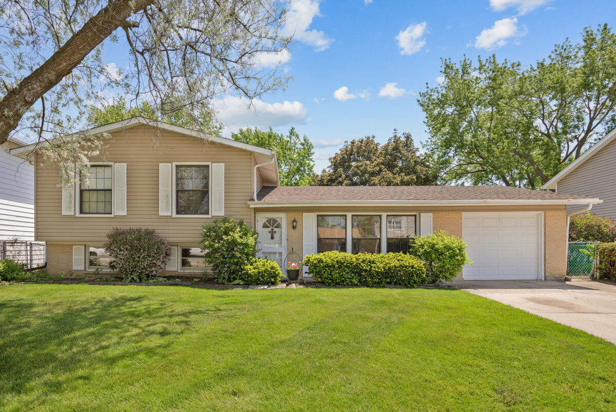 Property Photo:  974 Yorkshire Drive  IL 60133 