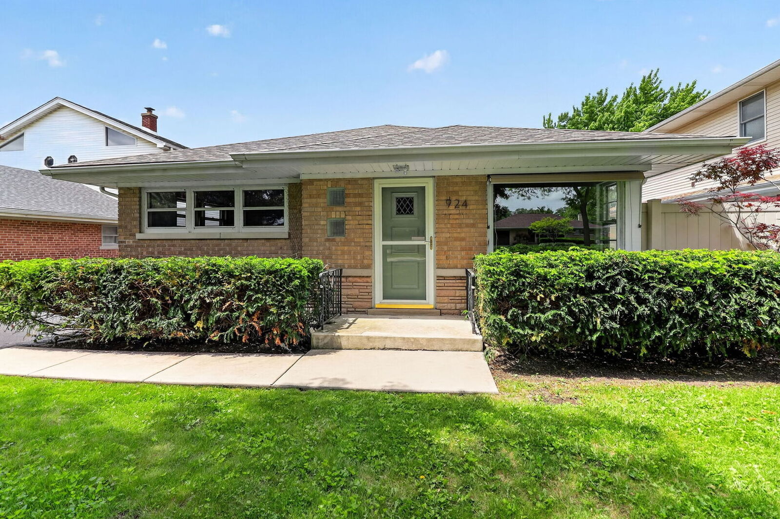 Property Photo:  924 S Hillcrest Avenue  IL 60126 