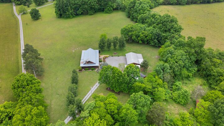 Property Photo: 990 Bugscuffle Rd TN 37183