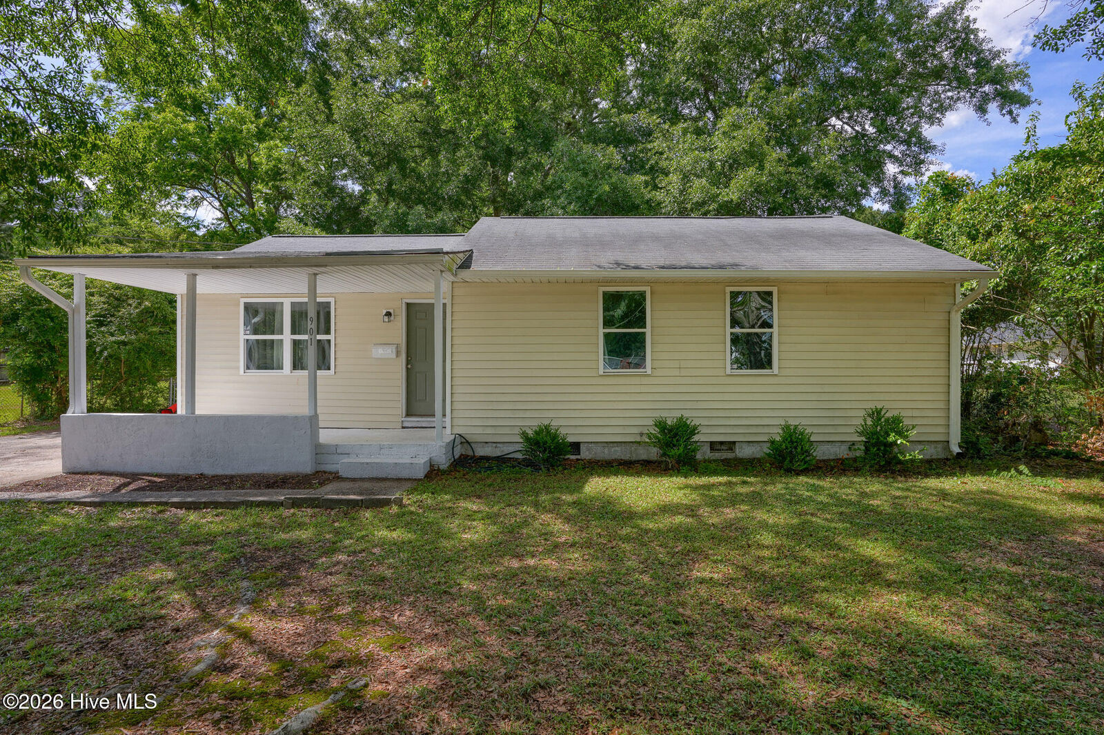 Property Photo:  901 Davis Street  NC 28540 