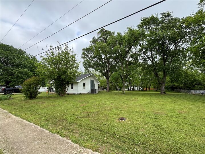 Property Photo:  408 N. West Avenue  AR 72744 