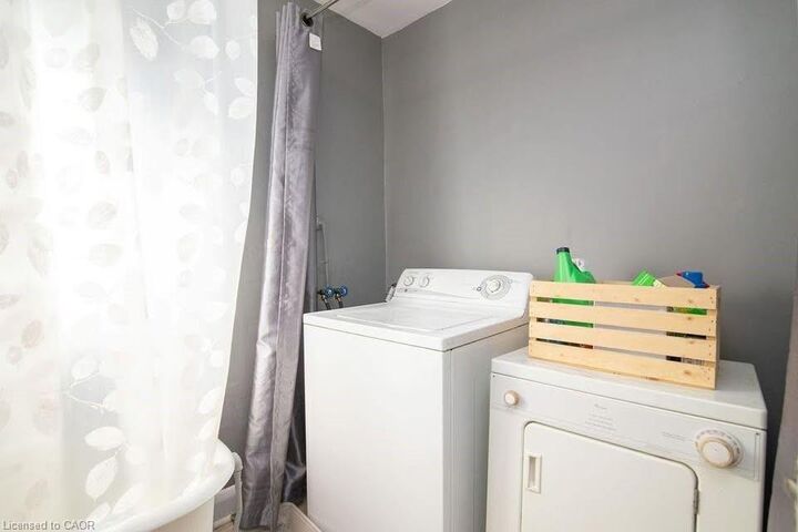 Property Photo:  245 East 22nd Street Upper  ON L8V 2V8 