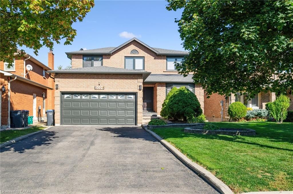 Property Photo:  2029 Kempton Park Drive  ON L5M 2Z4 