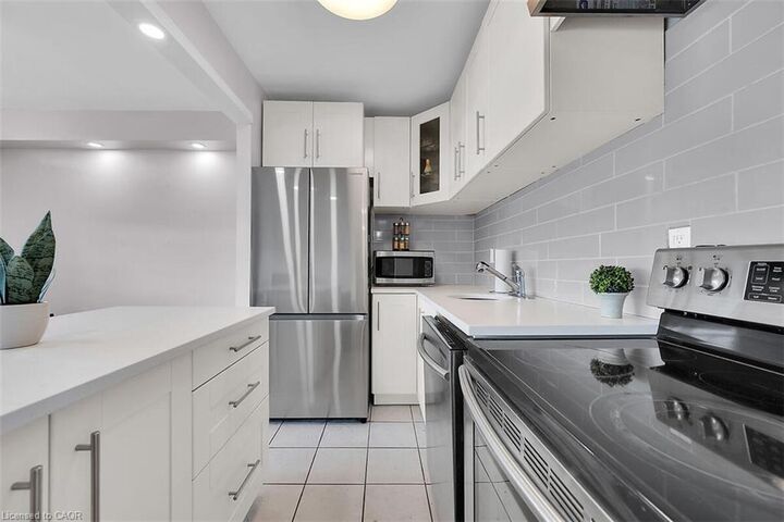 Property Photo:  15 Albright Road 811  ON L8K 5J2 