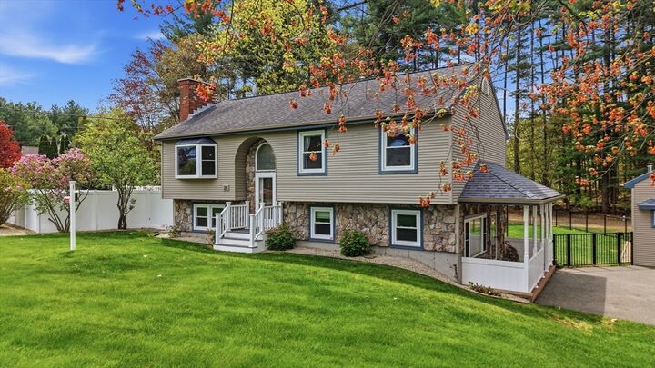 Property Photo:  26 Mayflower Drive  NH 03052 