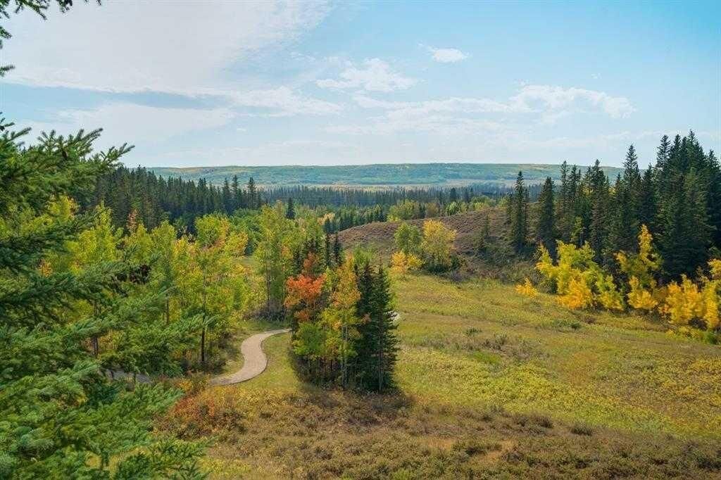Property Photo:  56 Discovery Woods Villas SW  AB T3H 5A7 