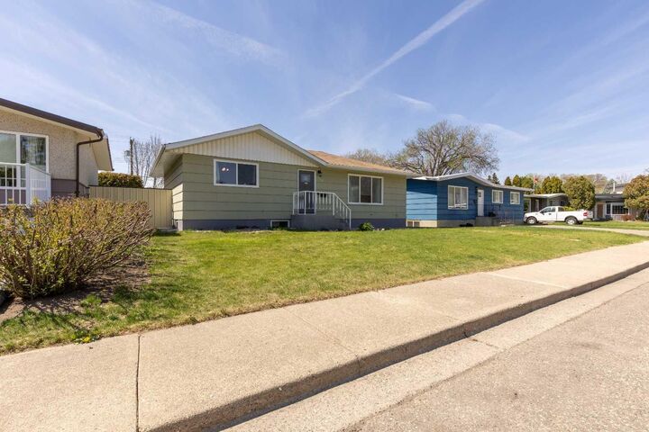 Property Photo:  1016 30 Street S  AB T1K 2Y3 
