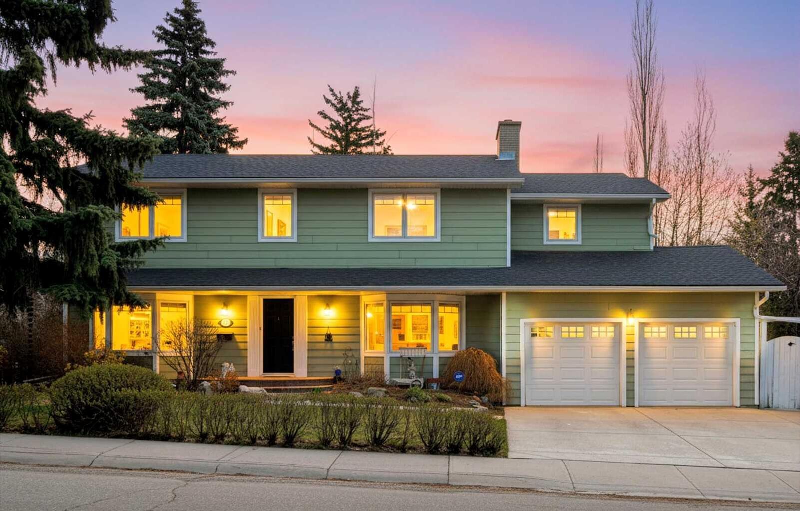 Property Photo:  1239 Beverley Boulevard SW  AB T2V 2C4 