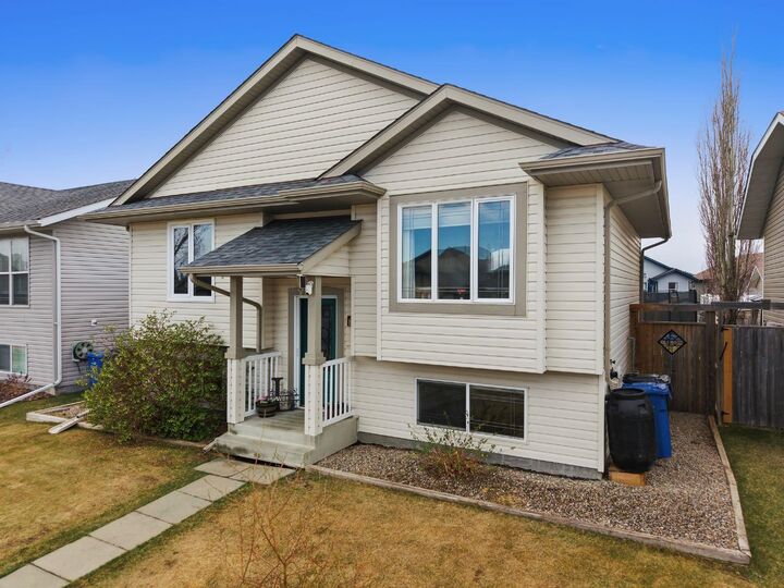 Property Photo:  62 McDougall Close  AB T0M 1R0 