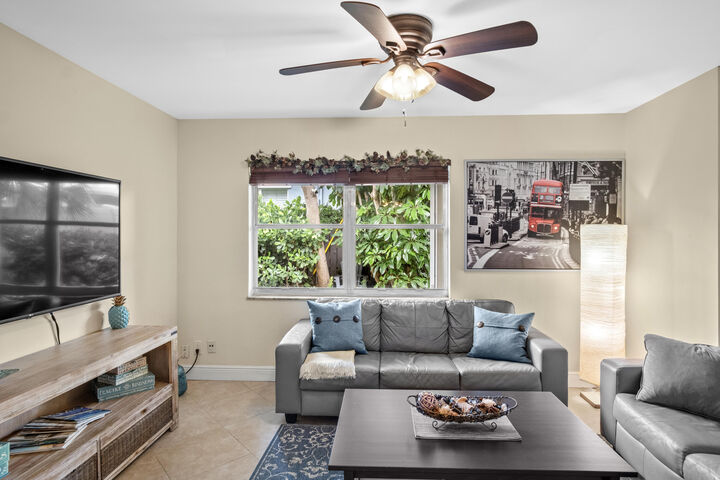 Property Photo:  803 NE 2nd Avenue  FL 33444 