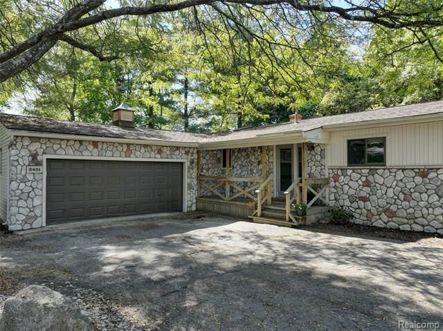 Property Photo:  2451 Sanders Place  MI 48302 