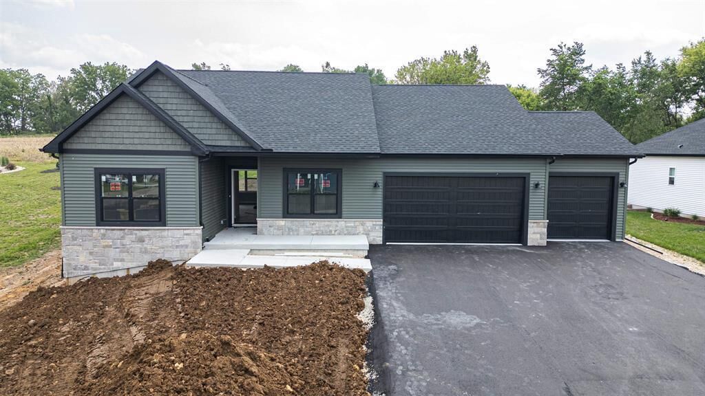 Property Photo: 407 Ridge Court WI 53576