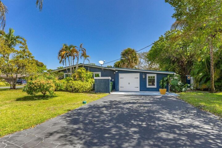 Property Photo:  2624 NE 30th St  FL 33306 