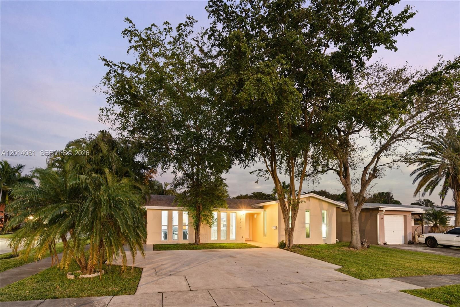 Property Photo:  2125 N 14th Ct  FL 33020 