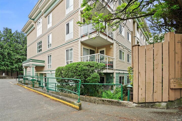 Property Photo:  649 Bay St 408  BC V8T 5H8 