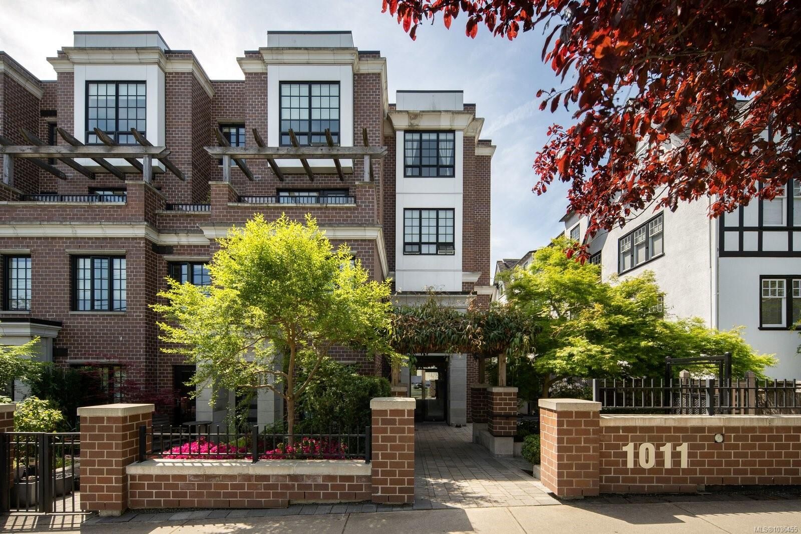 Property Photo:  1011 Burdett Ave 204  BC V8V 3G9 